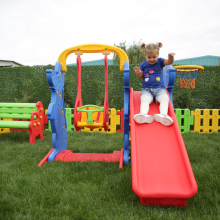 Columpio con tobogán y canasta